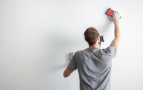 5 tipů, jak opravit praskliny a díry ve zdi, aby byla zase jako nová